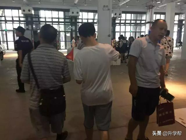 成都中考:龟儿子的当初不好好读书,让当爹的今天“四处碰壁”
成都中考:龟儿子的当初不好好读书,让当爹的今天“四处碰壁”