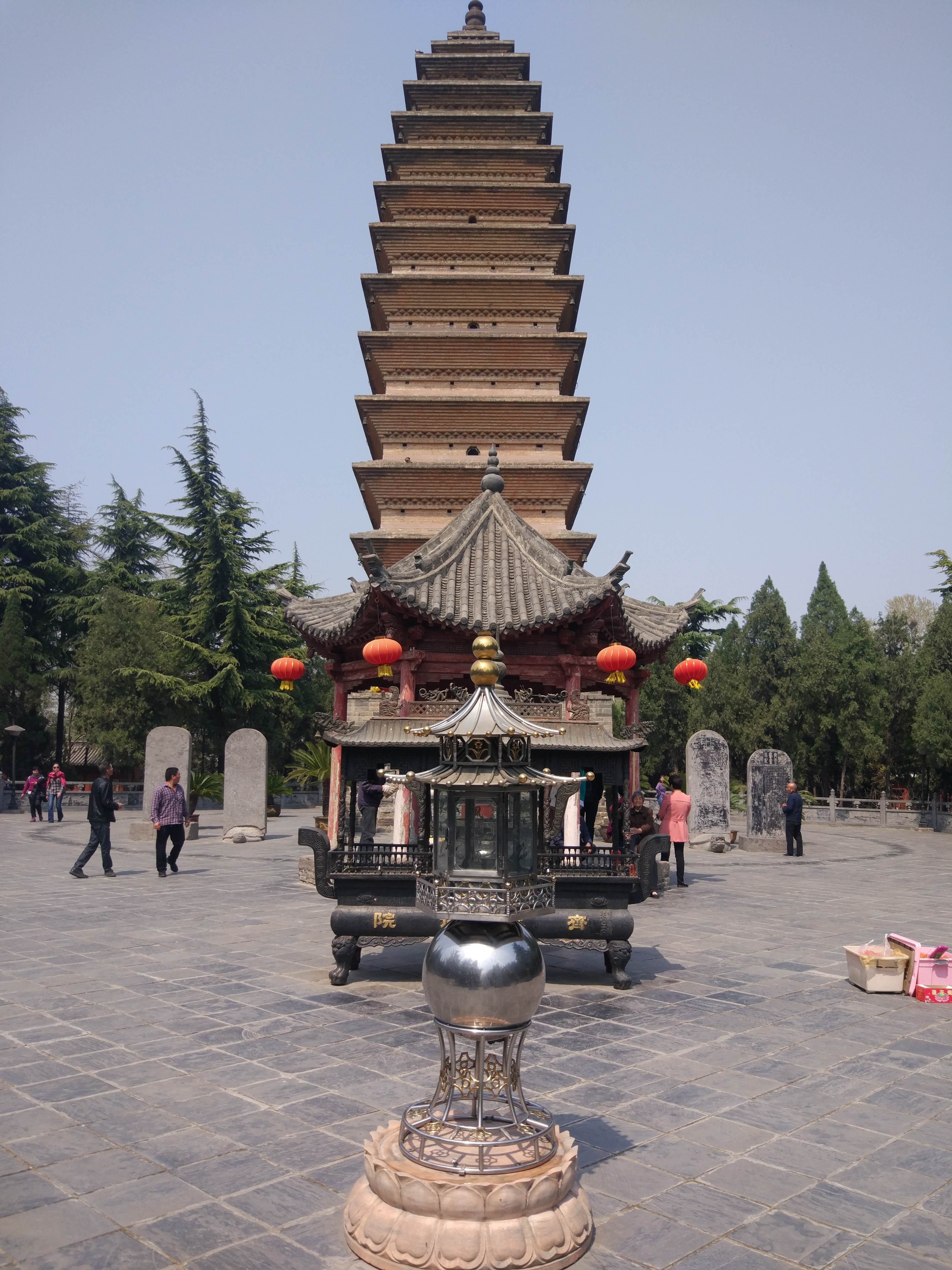 白马寺整个寺庙坐北朝南, 主要建筑有天王殿,大佛殿,大雄宝殿,接引殿