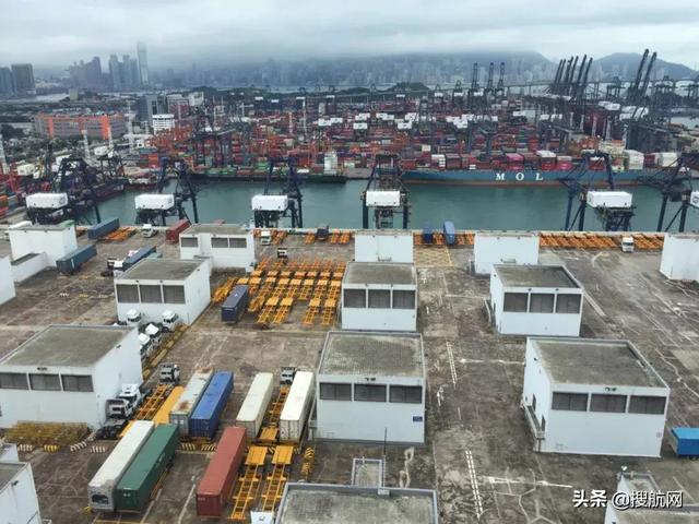 香港葵涌三号码头:地价寸土寸金,集装箱堆场建到屋顶去