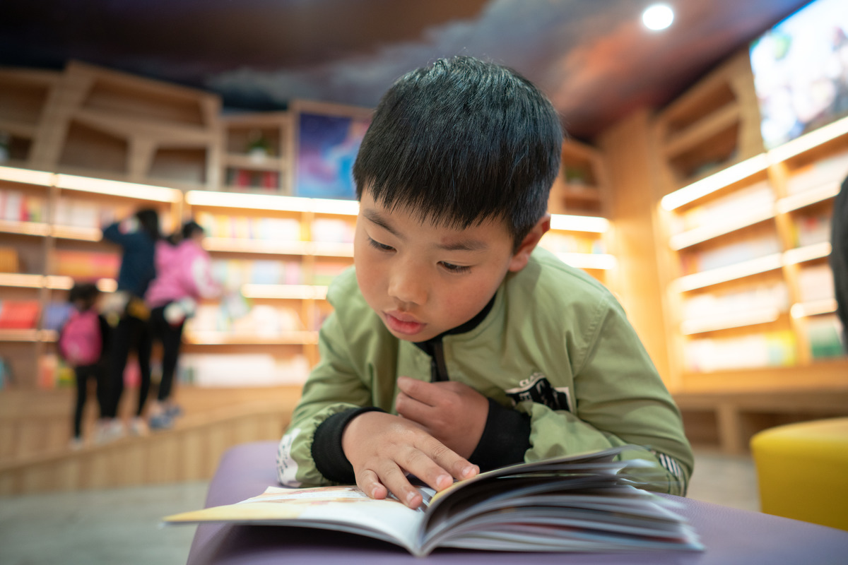 图虫人文摄影新华书店看书的少年儿童学生