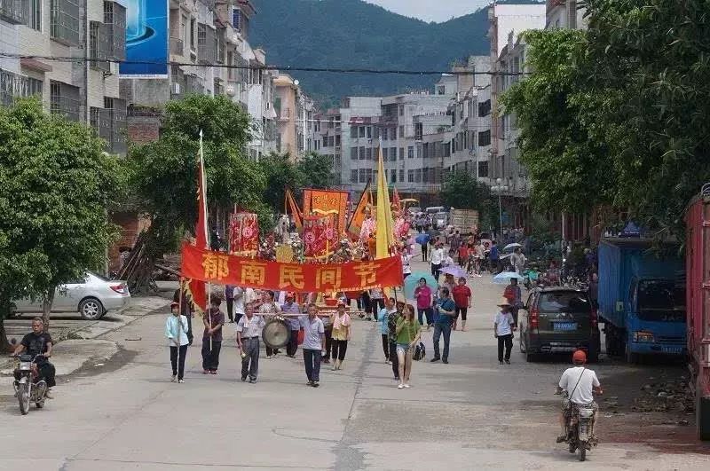 今天四面八方的来宾都聚集在这里竟是建城镇天后诞的民间盛会