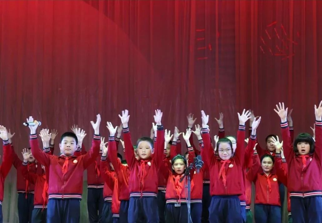 我仰望五星红旗简谱_我仰望五星红旗五线谱(5)