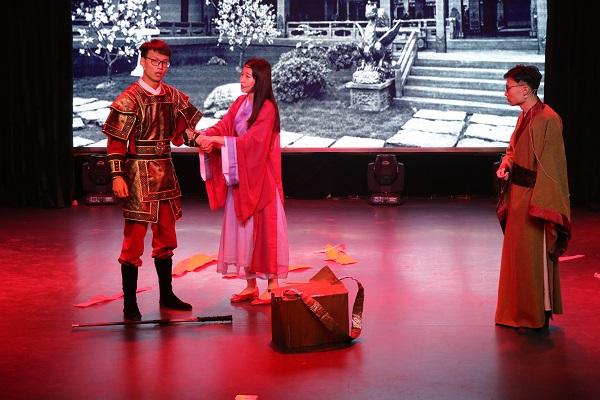 赞!武汉一高校大学生用“文艺汇演”展示四年专业学习成果!
赞!武汉一高校大学生用“文艺汇演”展示四年专业学习成果!