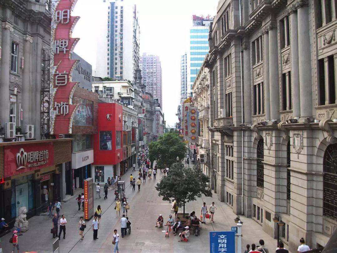 中心百货是江汉路上最老的商店,曾经一度是潮流的引导者.