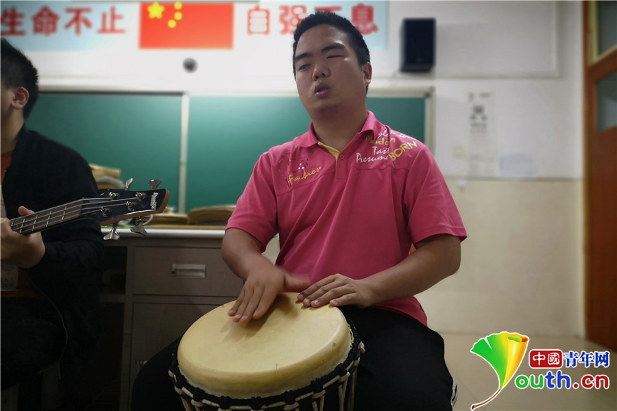 
“我看得见”：盲人高中生组乐队希望上大学继续学音乐


