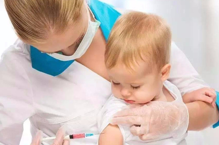                     原创            给宝宝打针时总哭闹不休，千万不能粗暴制止，这样做试试