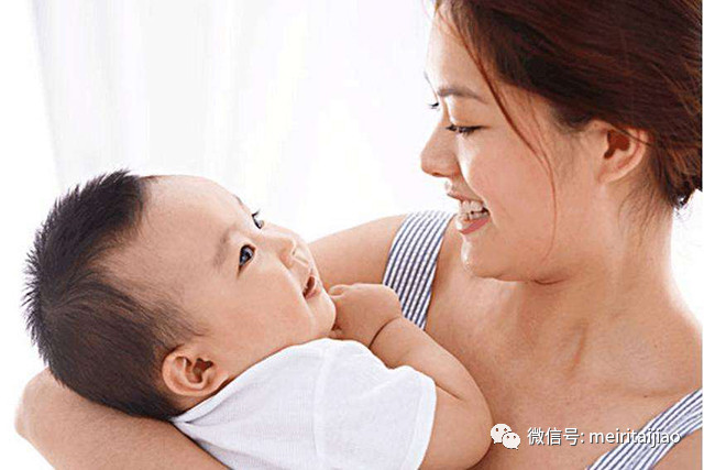                    原创            这些错误姿势会导致脊椎变形？特别是第3种，爸妈带娃别大意了