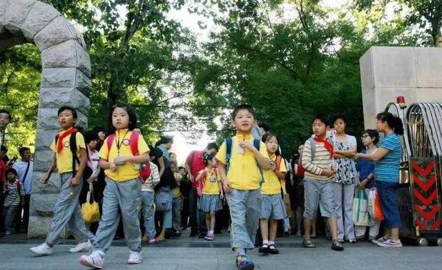 
为卖校服，他行贿5所学校校长68.3万+两根金条


