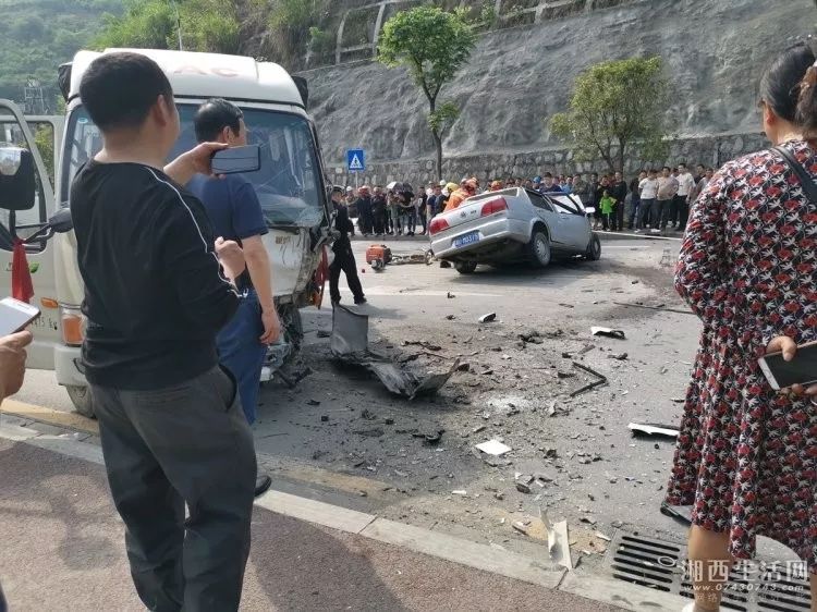 昨日,吉首环线发生严重交通事故,小车与货车相撞,两车