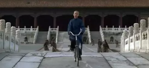 溥仪骑车撞倒老太太，刚想上前道歉，不料老太太说出了这样的话