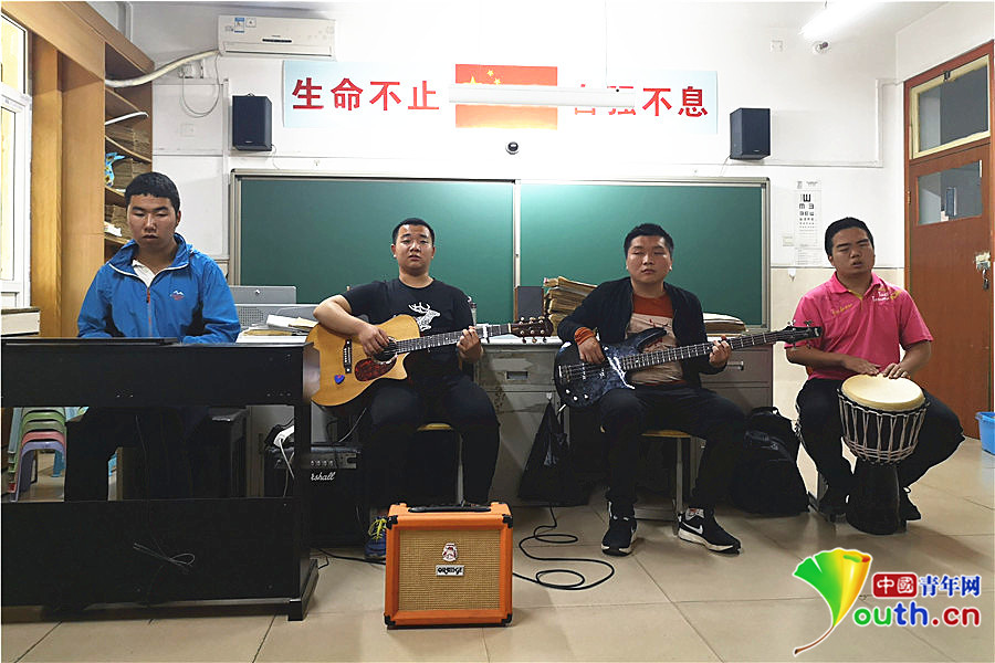
“我看得见”：盲人高中生组乐队希望上大学继续学音乐


