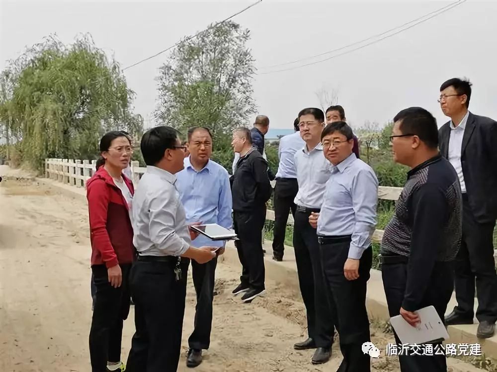 莒南县领导到文疃镇农村公路三年集中攻坚专项行动现场办公