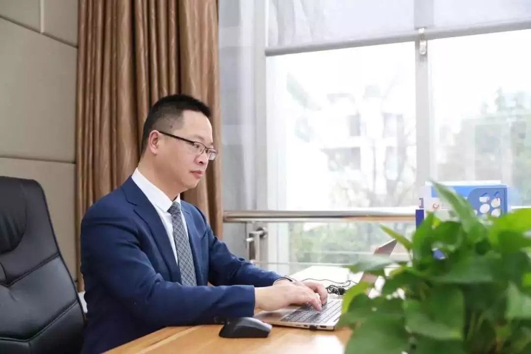 
蓝港外国语小学名师团队首次亮相，每个主要学科配一名特级教师！



