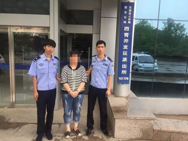 网上登记走失人口_...四警务站民警在登记本上核对走失人口信息 长江日报记者(2)