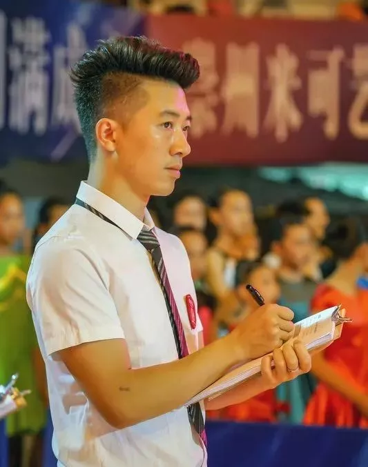 
蓝港外国语小学名师团队首次亮相，每个主要学科配一名特级教师！


