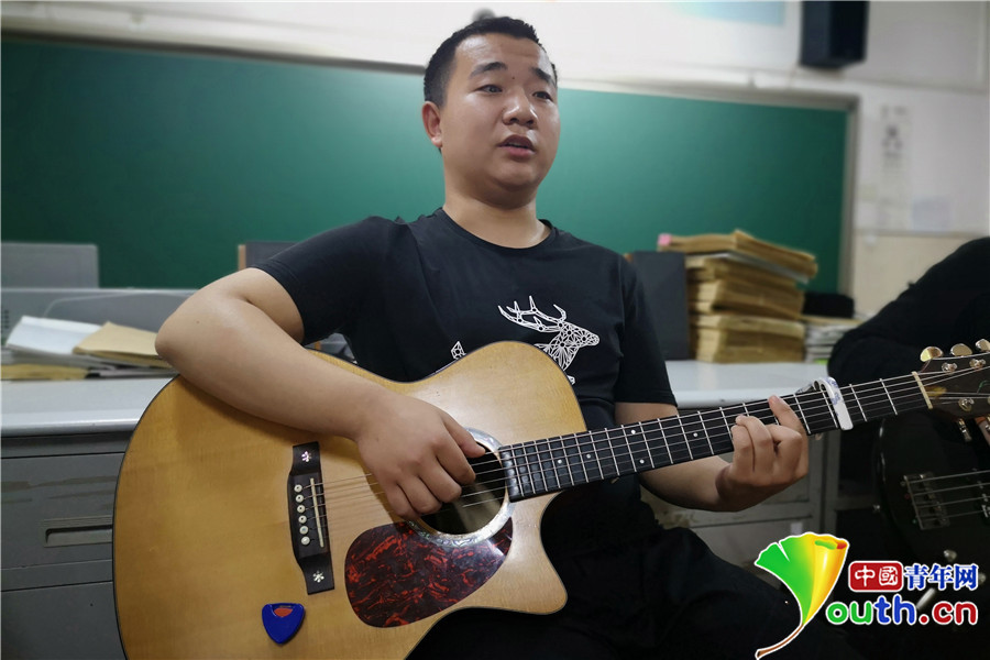 
“我看得见”：盲人高中生组乐队希望上大学继续学音乐


