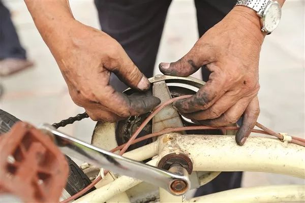 专业修鞋 补鞋 45dafbac67364dfca031155f36a3fef8.jpeg