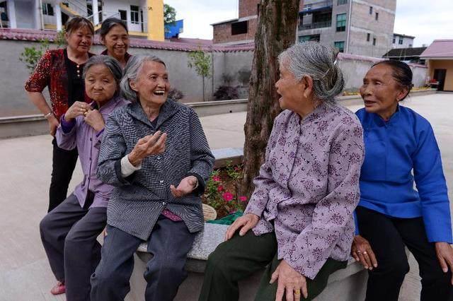 (3)农村的"长舌妇"爱说是非 那些生活在农村里的人就知道,在当地经常