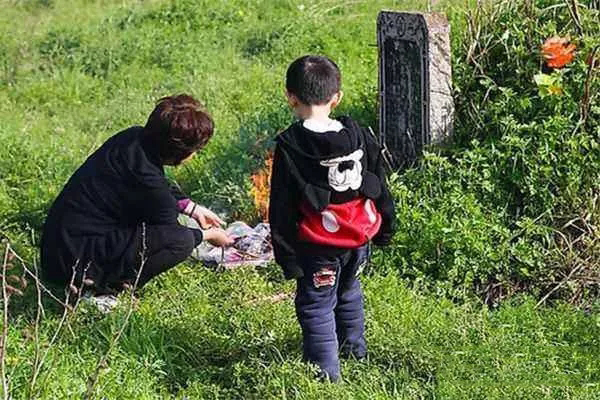 领小孩去了上坟好不好