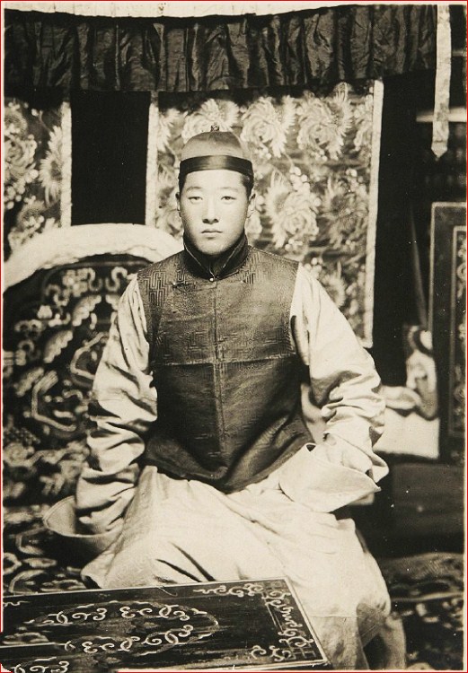 1928年的察哈尔阿巴嘎王府很威严骑骆驼的汉子很威武