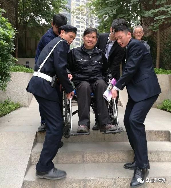 图为老人所在小区无障碍坡道还没修好时,出门需要物业和保安一起抬