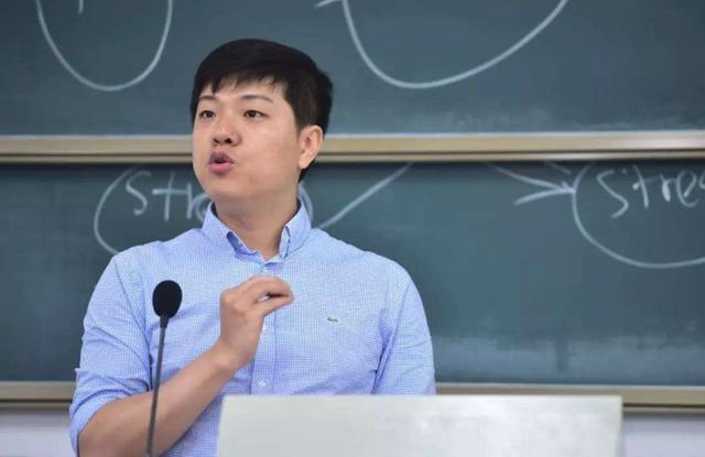
月薪一万的退休大学教授，做月薪两千的门卫丢不丢人？


