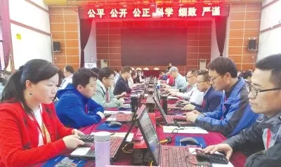 
贵州公务员考试阅卷现场曝光！你的分数是这样评出来的...


