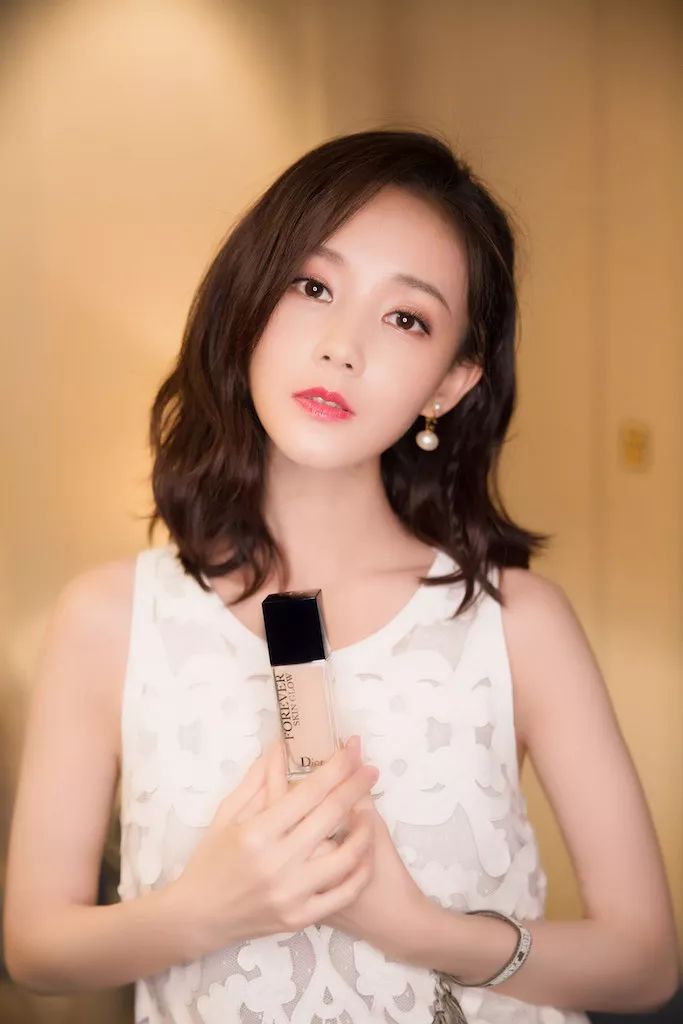 青年演员 吴谨言"高级颜"杨采钰,舒服自然的妆容更加彰显出她明媚复古