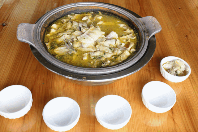 石排附近有煲400℃的酸汤石锅鱼,居然免费送!