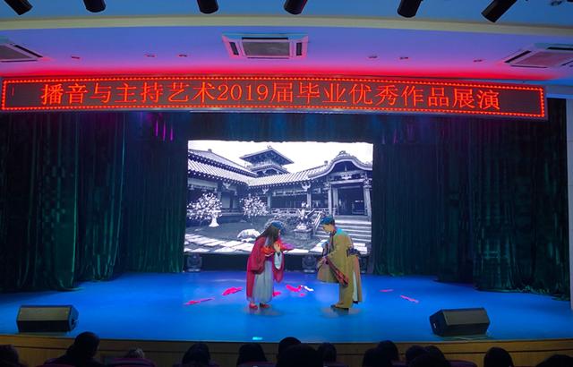 赞!武汉一高校大学生用“文艺汇演”展示四年专业学习成果!
赞!武汉一高校大学生用“文艺汇演”展示四年专业学习成果!