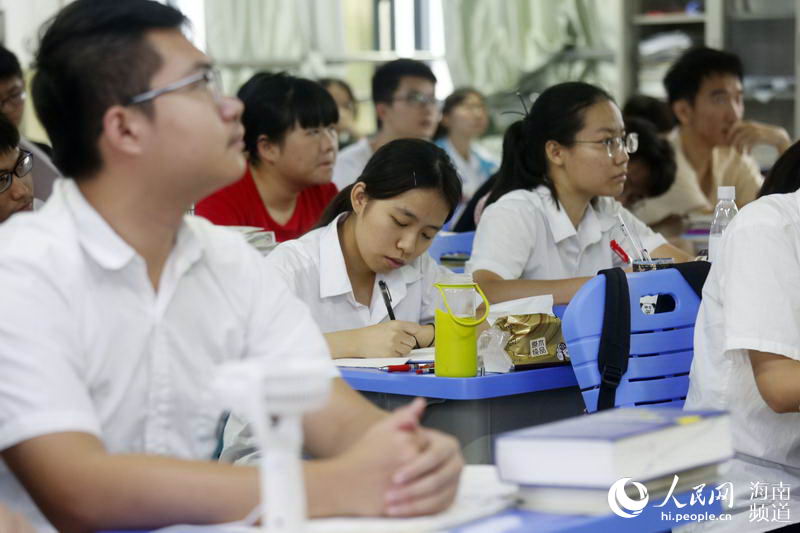 
高考倒计时一个月海南高三学生备考冲刺



