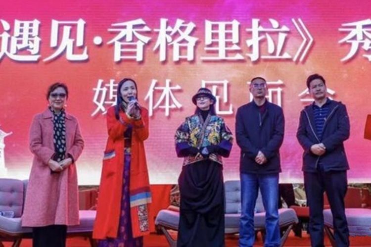 61岁杨丽萍美出新高度,这身装扮常人驾驭不住,手中提包今年能火 万博娱乐网址