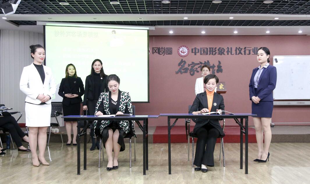 礼仪培训班，带你看看行业礼仪培训班的课堂 