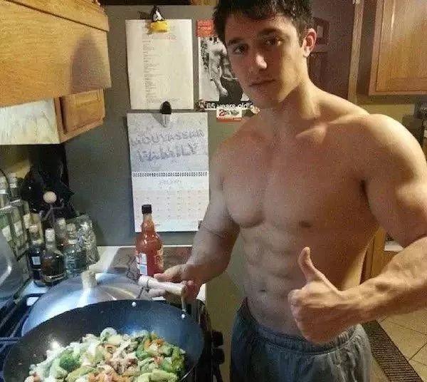 妹子有个会做饭的肌肉男友，是一种什么体验？