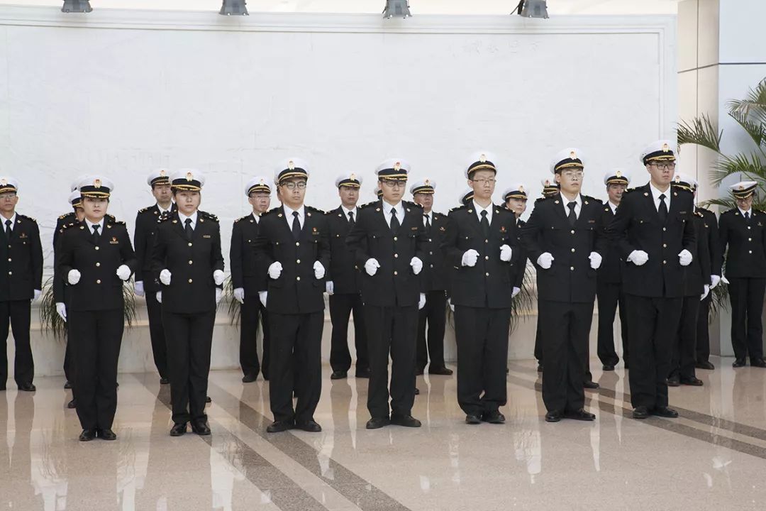 五星红旗迎风飘 纪律部队作风强