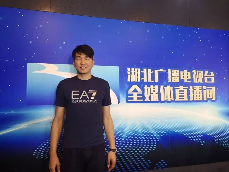 教练王磊在湖北广播电视台全媒体直播间