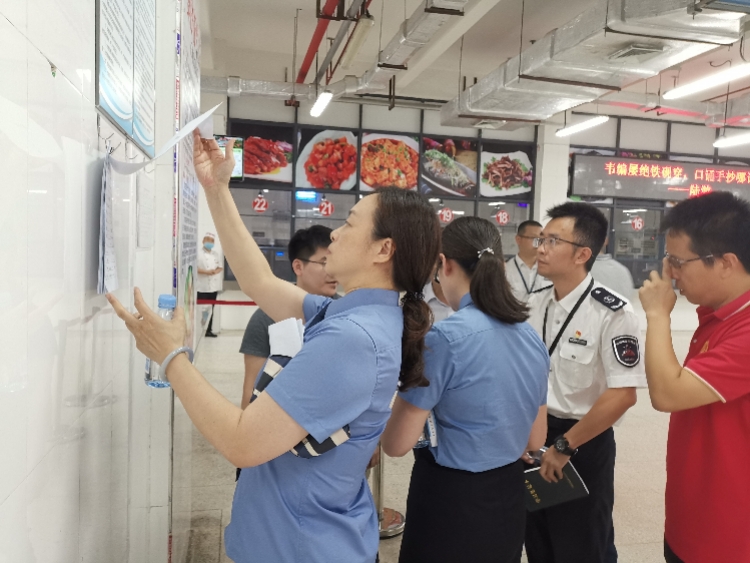 深圳检方联合教育局调查校园食品安全，有学校生熟食未分开冷藏
                
                 