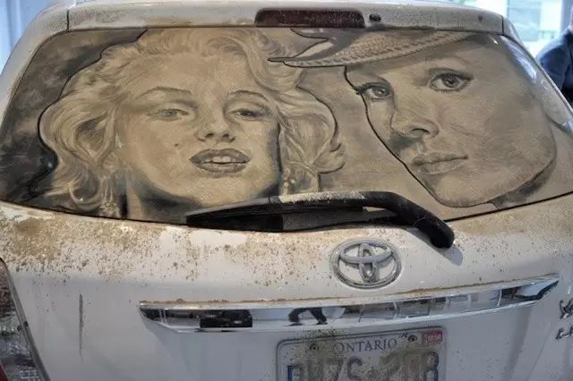 小美君想起了沙画的原理这位国外的艺术家scott wade在脏车上画画的