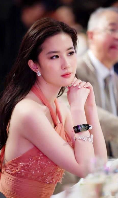 刘亦菲本人好看吗 7daea064b75c4de8831a5641c1ae97e5.jpeg