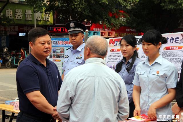 覃利飞,杨昌锋在听取群众对扫黑除恶工作的意见和建议