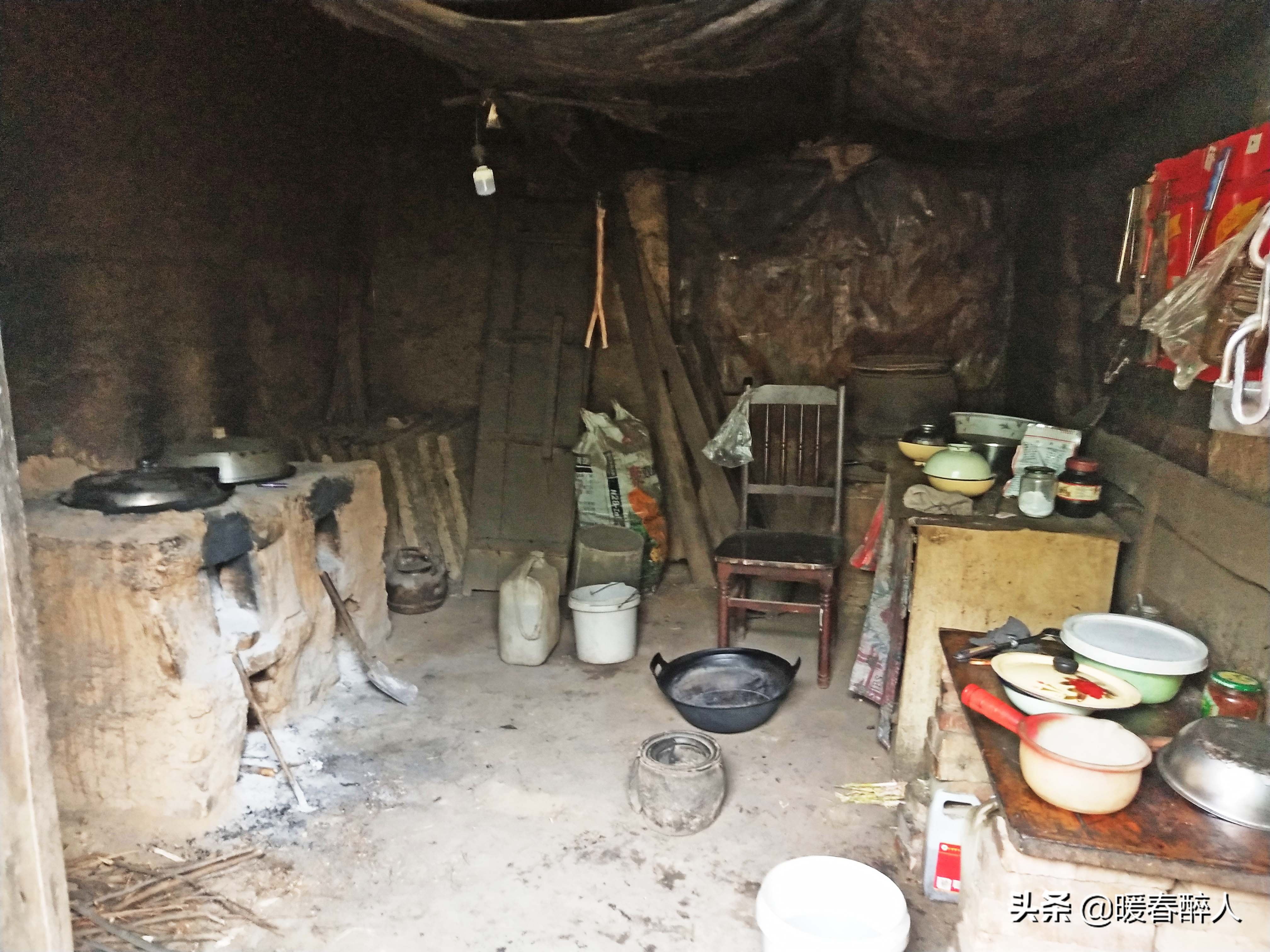 秦岭山区耄耋老人的家:破旧房子,最值钱的是3节铝笼节