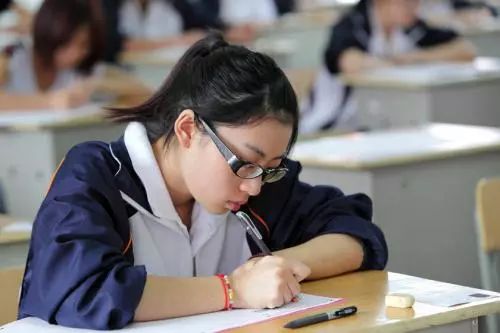 高二现已是准高三,孩子学习还不在状态怎么办?把此文转给他看看
高二现已是准高三,孩子学习还不在状态怎么办?把此文转给他看看