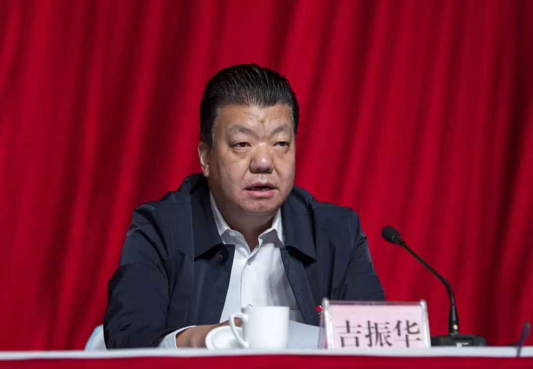 吉振华代表市总工会向受到表彰的先进单位和先进个人表示热烈的祝贺!