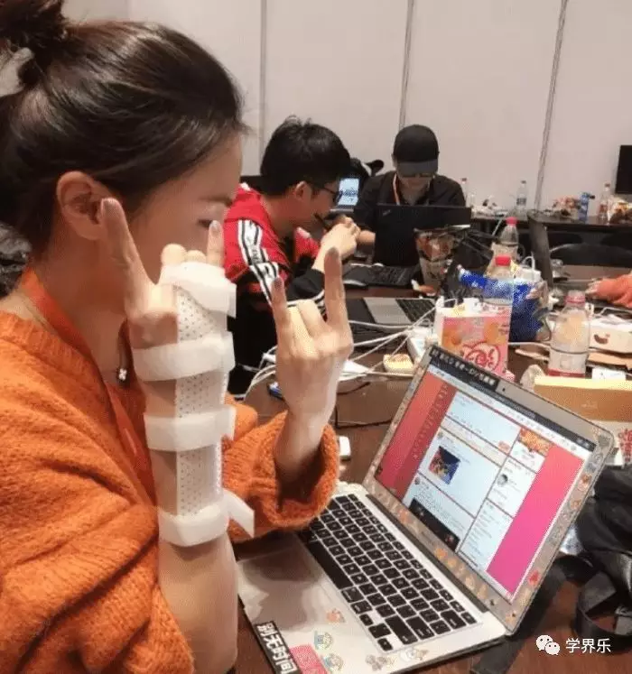 
985毕业生年薪30万，邻居吐槽不如4000的公务员，妈妈怒吼：赶紧回来


