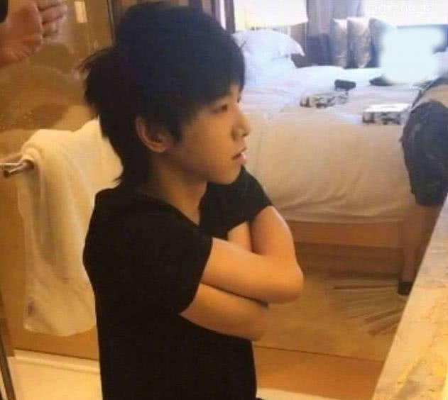 原创没有谁把手往袖子里揣,唯独华晨宇是这样,拥抱女人手也藏在袖子里