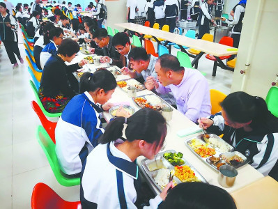 
福建多地落实“校长陪餐制”为学生的餐桌加道“安全菜”


