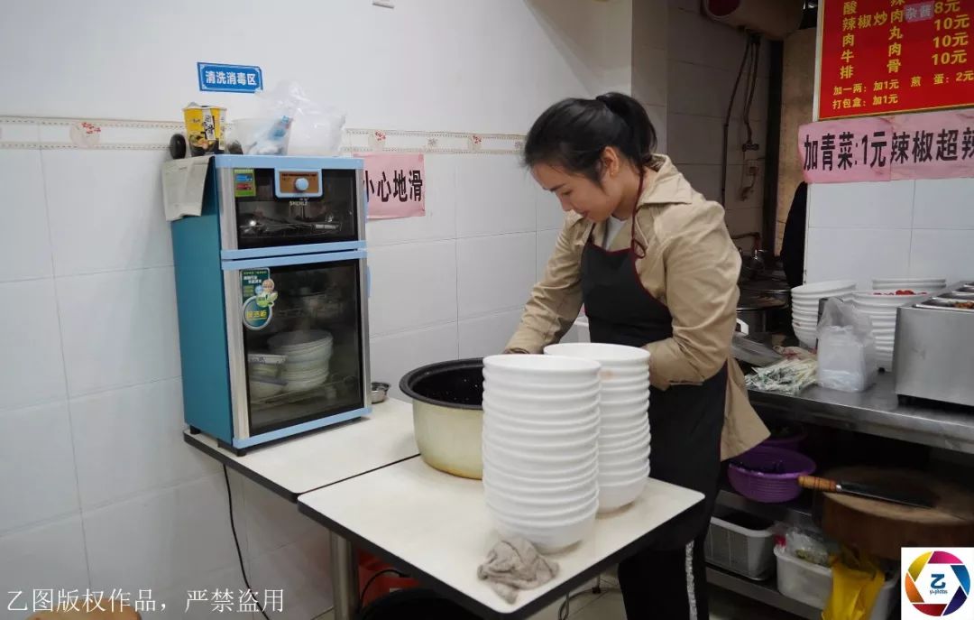 一个人进饭馆和医院猜一成语_一个人一只鸟成语猜图(3)