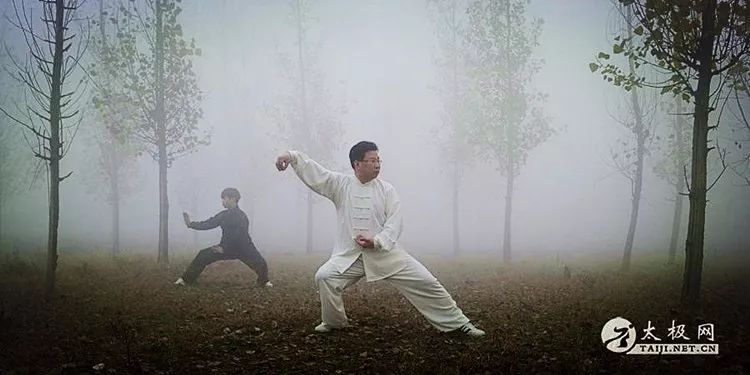 怎么练习走太极步 927ac53c8b83451cb4a3080049038981.jpeg