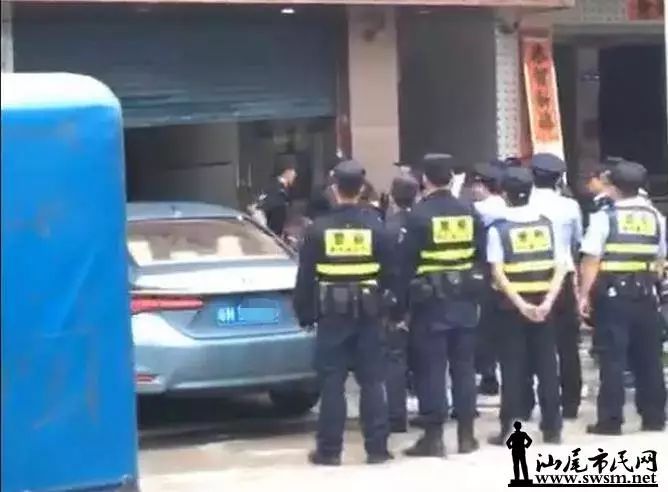 大批警察 特警 抓黑恶团伙._章美潘