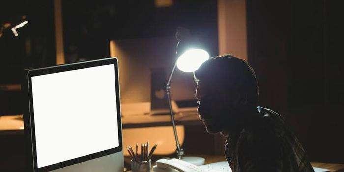 
研究生感慨：差生被父母送国外年薪百万，而我华为天天加班才30万


